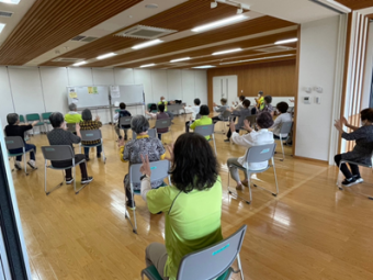 区庁舎で健康づくり体操の様子