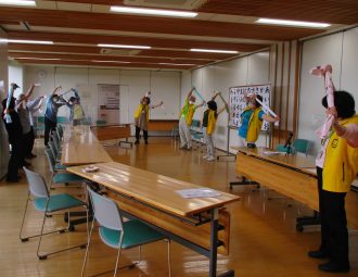 タオルでストレッチ体操の様子